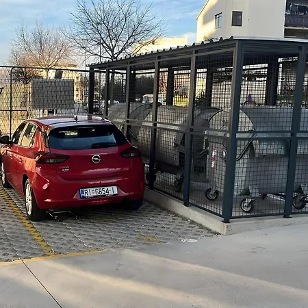 Elena Ekolu Apartament Split